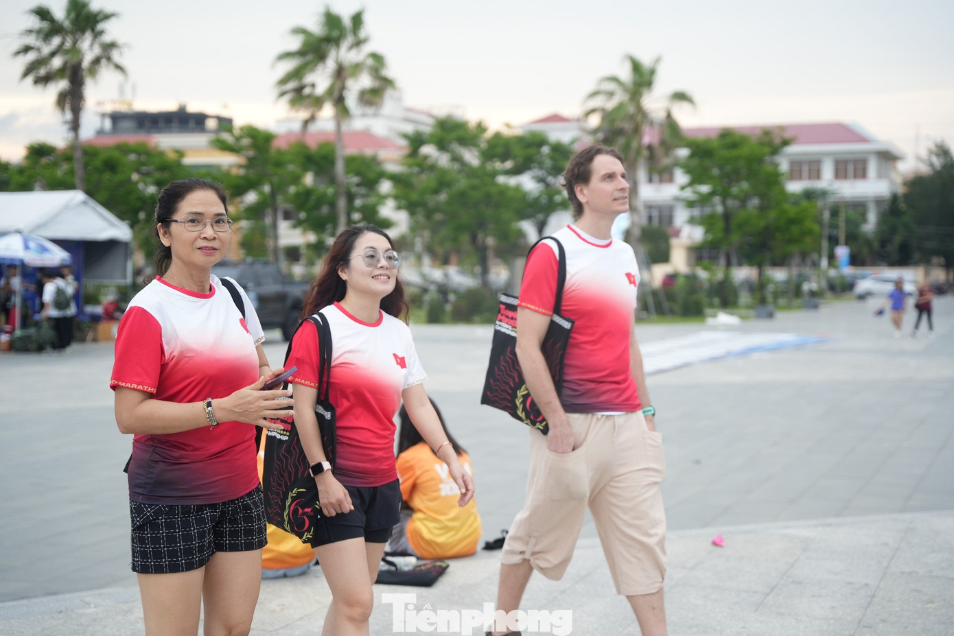 Các thành viên của của nhóm chạy 3T đến từ Hà Nội mặc ngay lên mình chiếc áo Tiền Phong Marathon 2024. CLB 3T dự giải với hơn 200 thành viên, bao gồm cả người nước ngoài như anh Stuart, quốc tịch Anh.