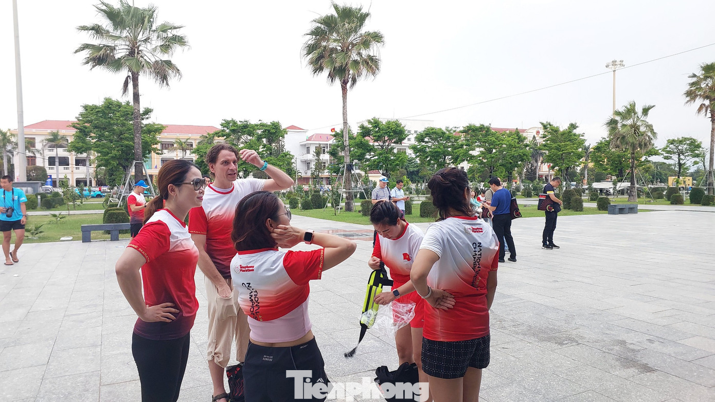 Các thành viên của của nhóm chạy 3T đến từ Hà Nội mặc ngay lên mình chiếc áo Tiền Phong Marathon 2024. CLB 3T dự giải với hơn 200 thành viên, bao gồm cả người nước ngoài như anh Stuart, quốc tịch Anh.