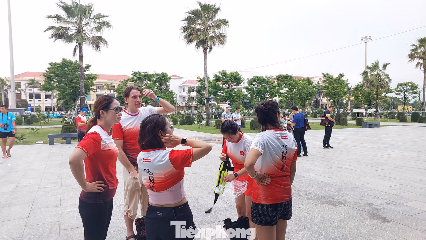 Các thành viên của của nhóm chạy 3T đến từ Hà Nội mặc ngay lên mình chiếc áo Tiền Phong Marathon 2024. CLB 3T dự giải với hơn 200 thành viên, bao gồm cả người nước ngoài như anh Stuart, quốc tịch Anh.