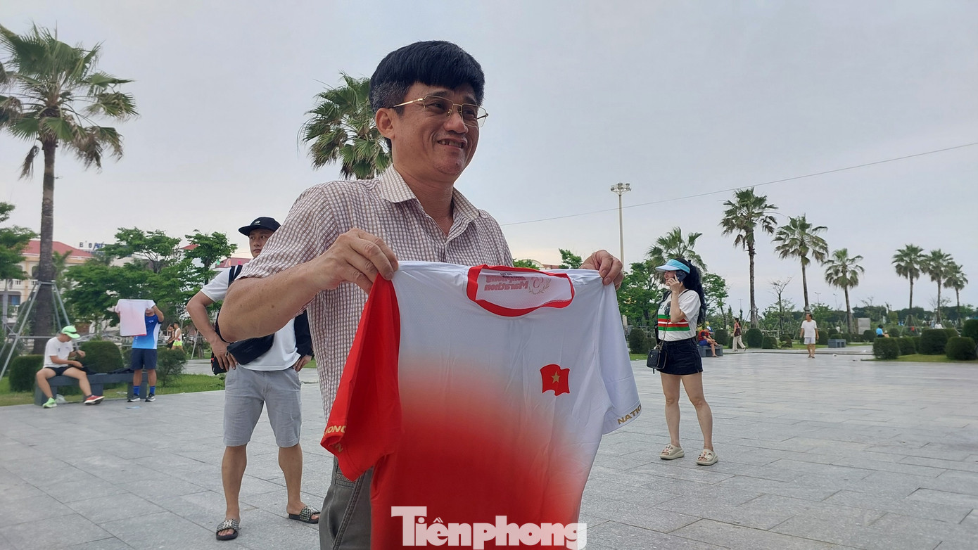 Lần đầu tiên tham dự Tiền Phong Marathon cự ly 5km, chú Hùng, người Phú Yên, vui vẻ với chiếc áo của giải đấu trên tay. "Màu sắc hài hòa, đại diện cho ánh Mặt trời đúng như chủ đề của giải năm nay", chú nói.