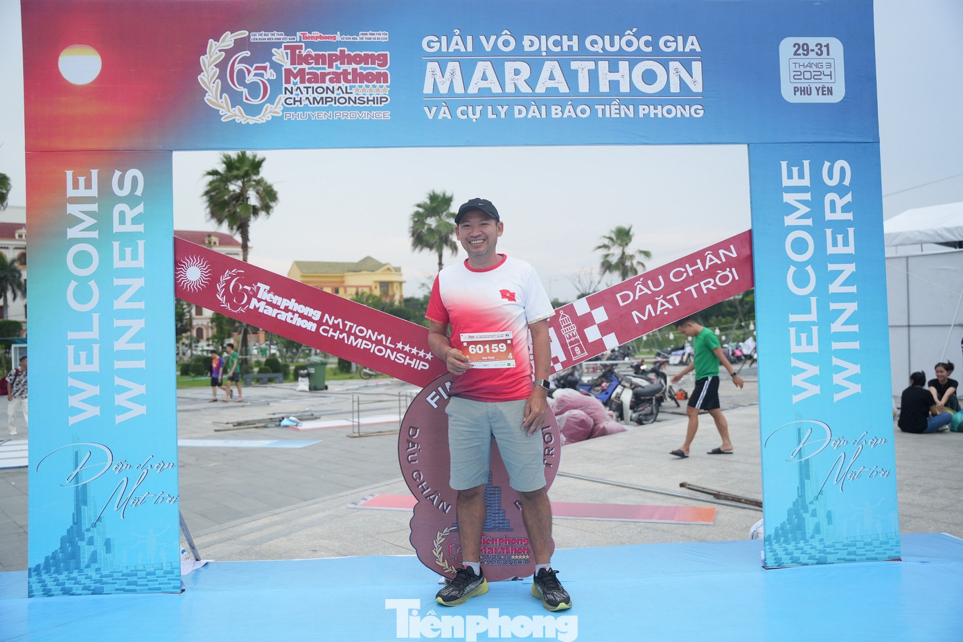 Sau khi nhận bib và race kit, các VĐV hào hứng check-in.