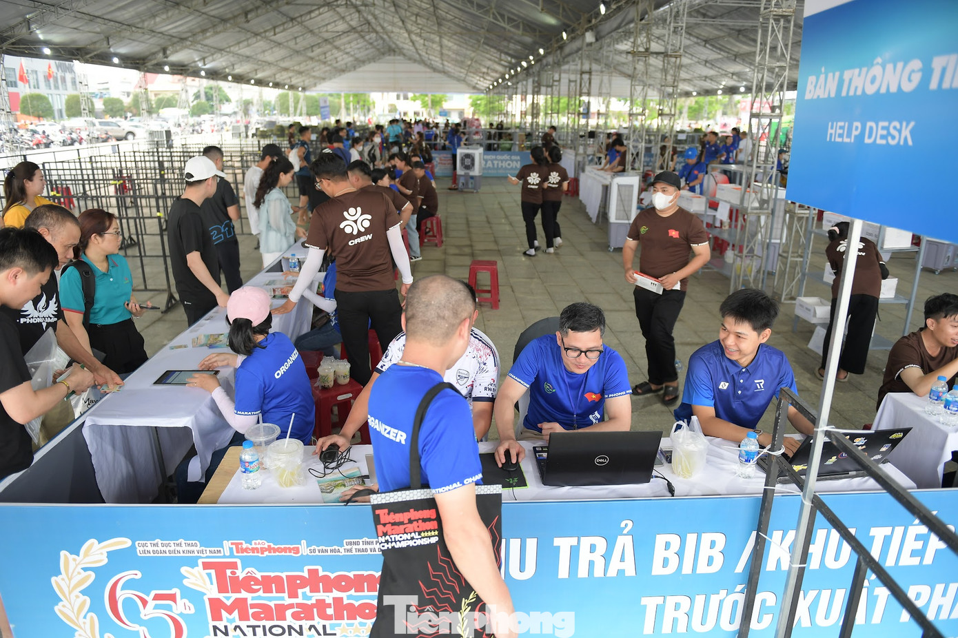 Góp phần vào thành công của giải đấu là các thành viên của Tiểu ban Truyền thông luôn thông tin kịp thời, chính xác, đội kỹ thuật phát bib chuyên nghiệp, nhanh chóng và đội ngũ thi công làm việc ngày đêm.