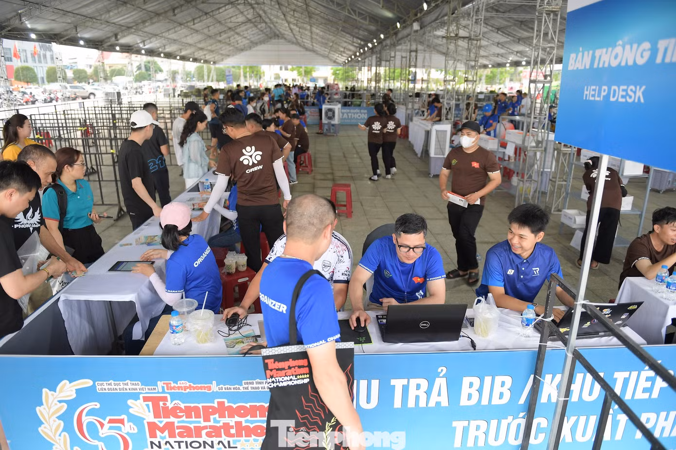 Sáng 29/3, Ban tổ chức Tiền Phong Marathon 2024 tiến hành trả bib và race kit cho các vận động viên (VĐV). Là ngày đầu tiên nhưng đã có một lượng lớn VĐV có mặt.