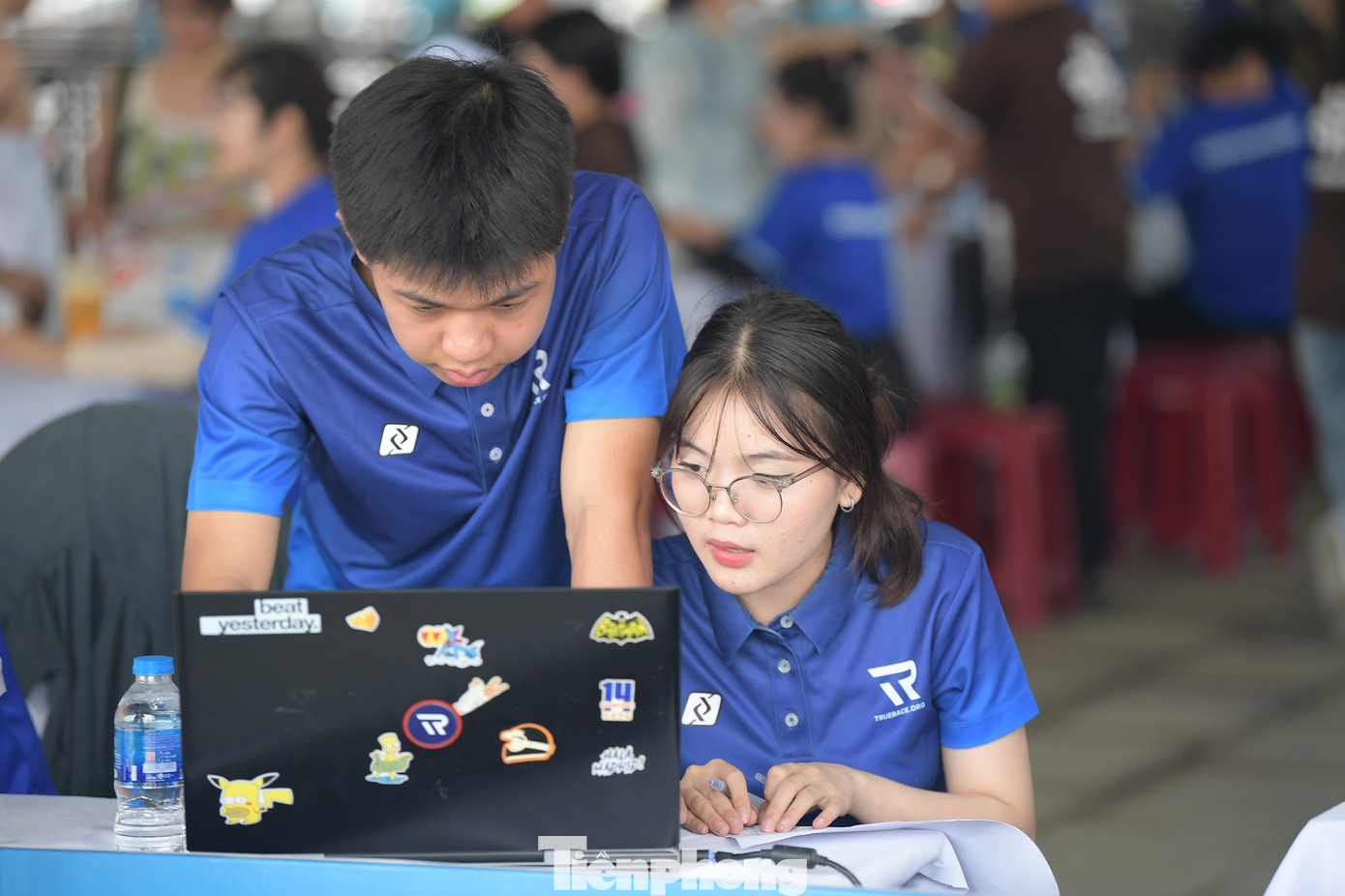 Chỉ mất vài phút, với căn cước công dân cùng QR code, các VĐV có thể rời quầy check in và sang quầy nhận bib cùng race kit.