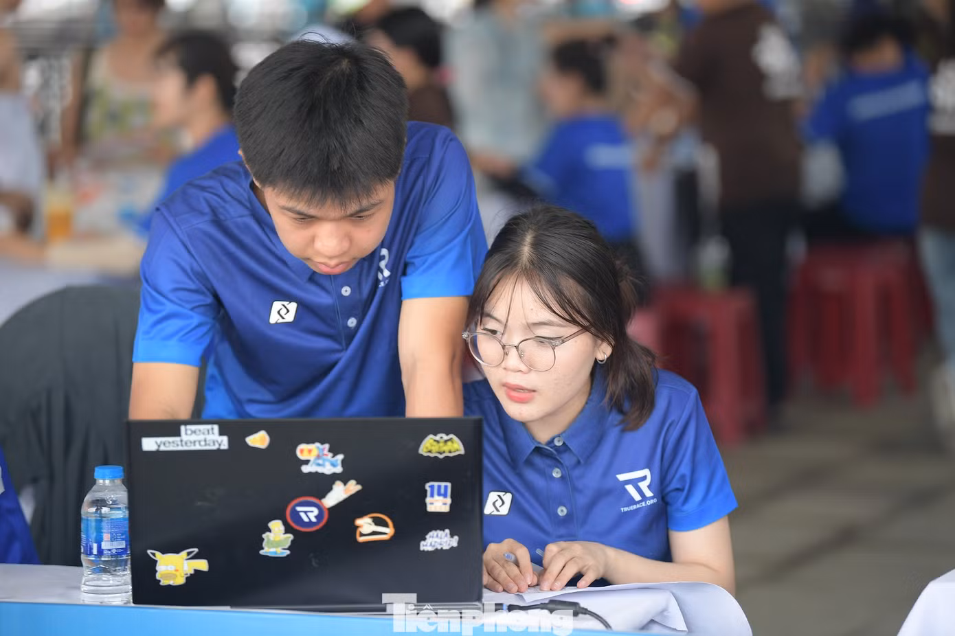 Chỉ mất vài phút, với căn cước công dân cùng QR code, các VĐV có thể rời quầy check in và sang quầy nhận bib cùng race kit.