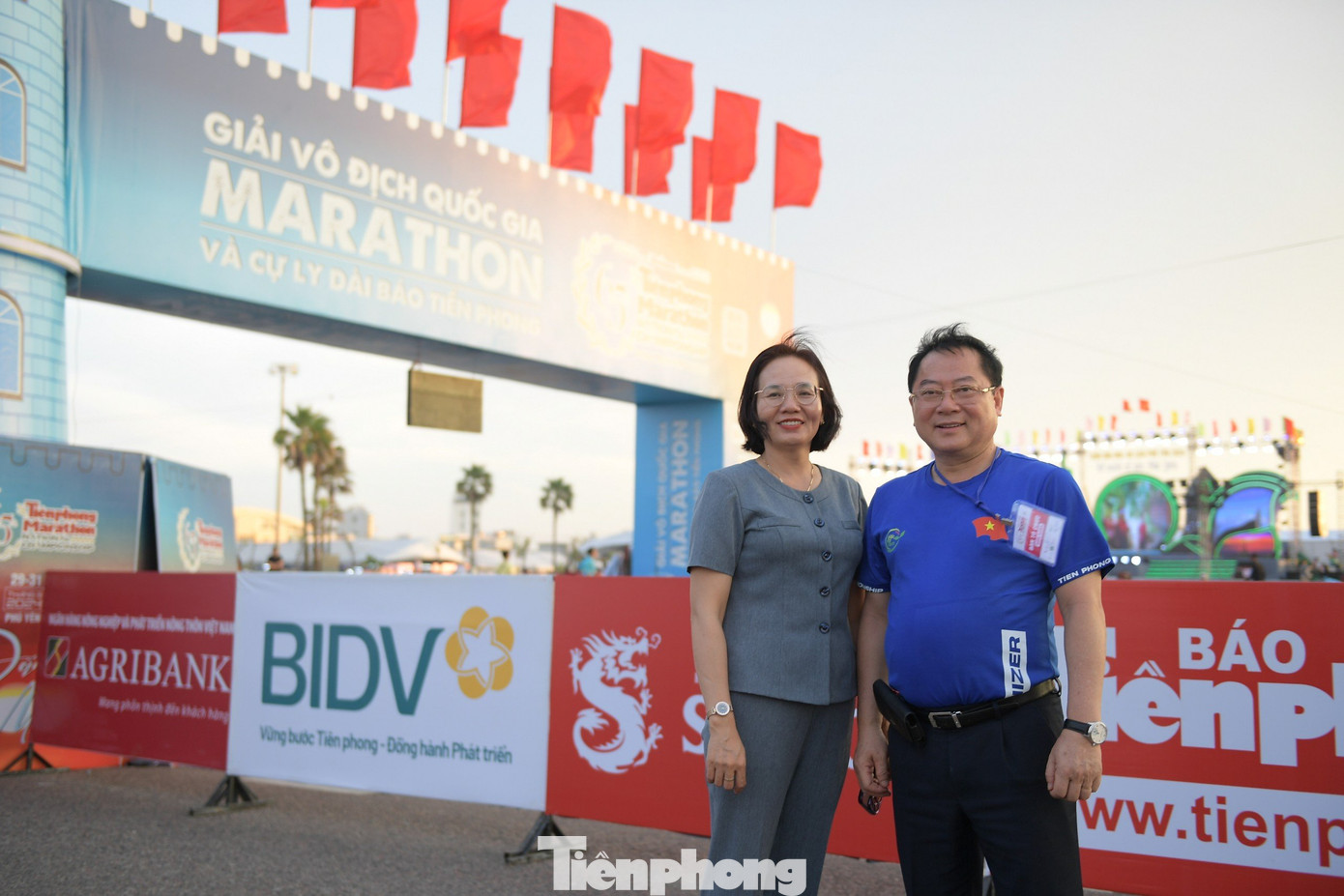 Nhà báo Lê Xuân Sơn cùng Giám đốc Sở VHTTDL tỉnh Phú Yên trước khu vực xuất phát của Tiền Phong Marathon 2024.