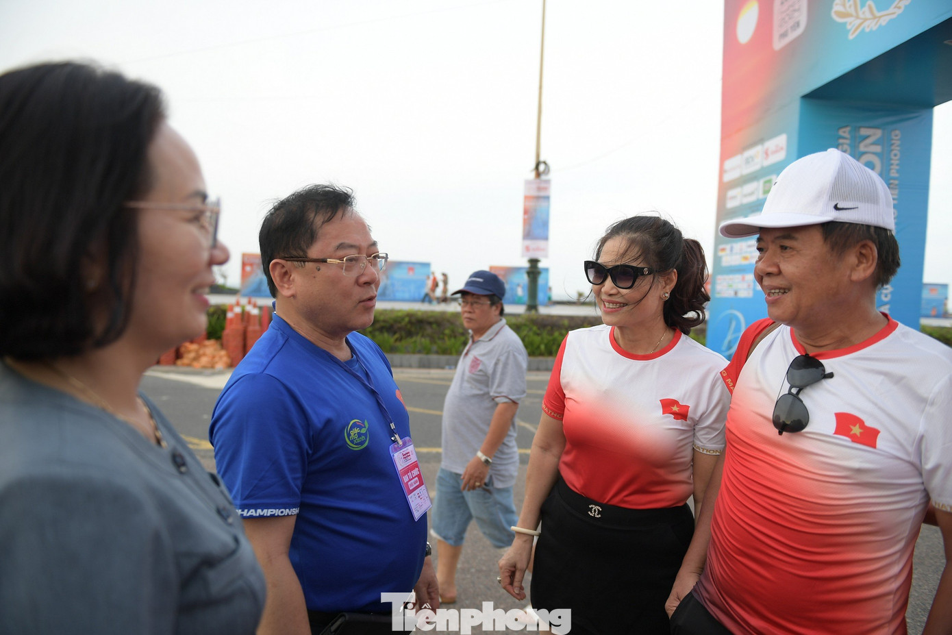 Ban tổ chức cũng đã gặp gỡ, trò chuyện với các vận động viên vừa rời quầy trả race kit, nghe họ hào hứng nói về chiếc áo của Tiền Phong Marathon 2024 với chủ đề "Dấu chân Mặt trời".