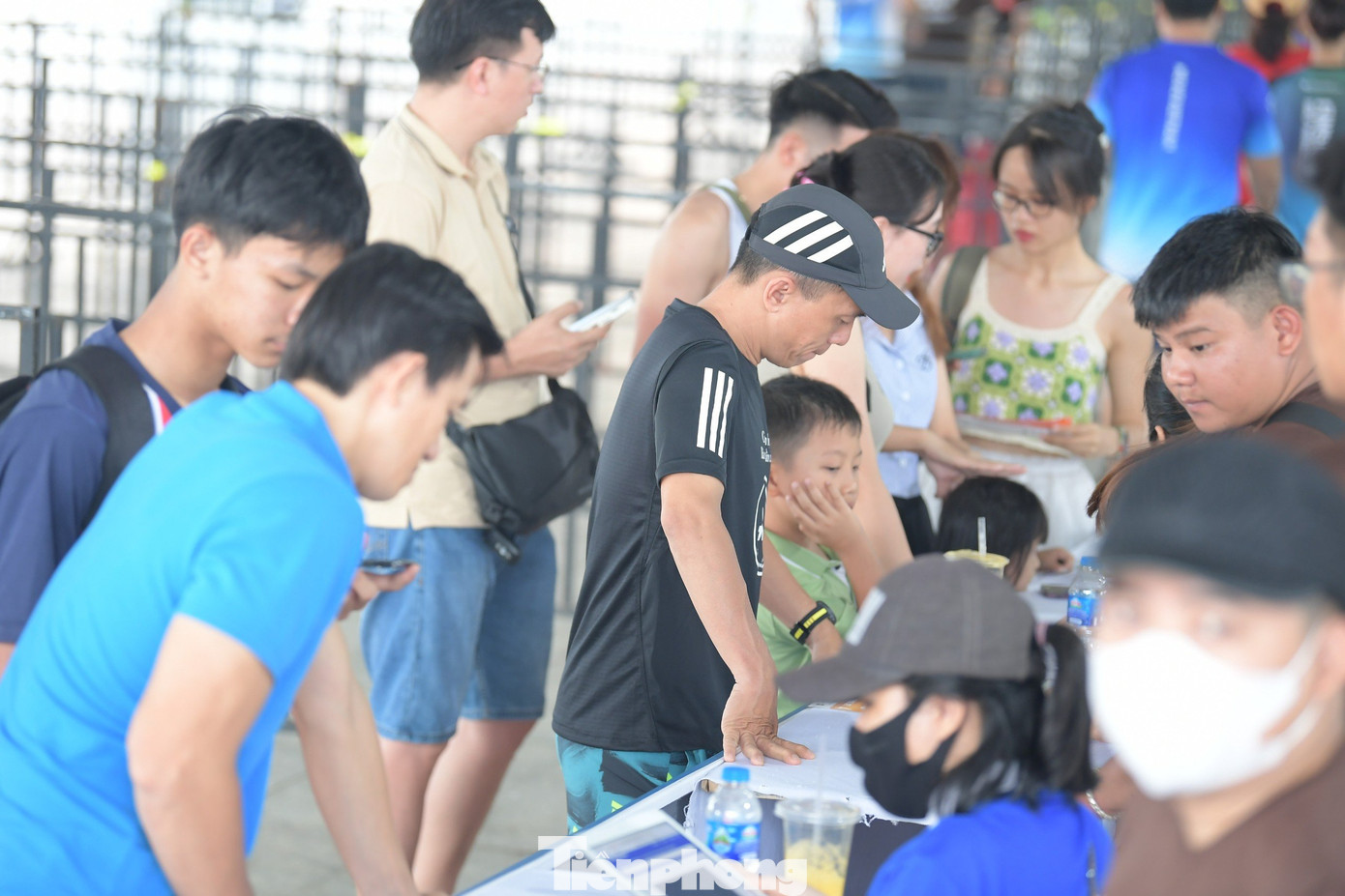 Chỉ mất vài phút, với căn cước công dân cùng QR code, các VĐV có thể rời quầy check in và sang quầy nhận bib cùng race kit.