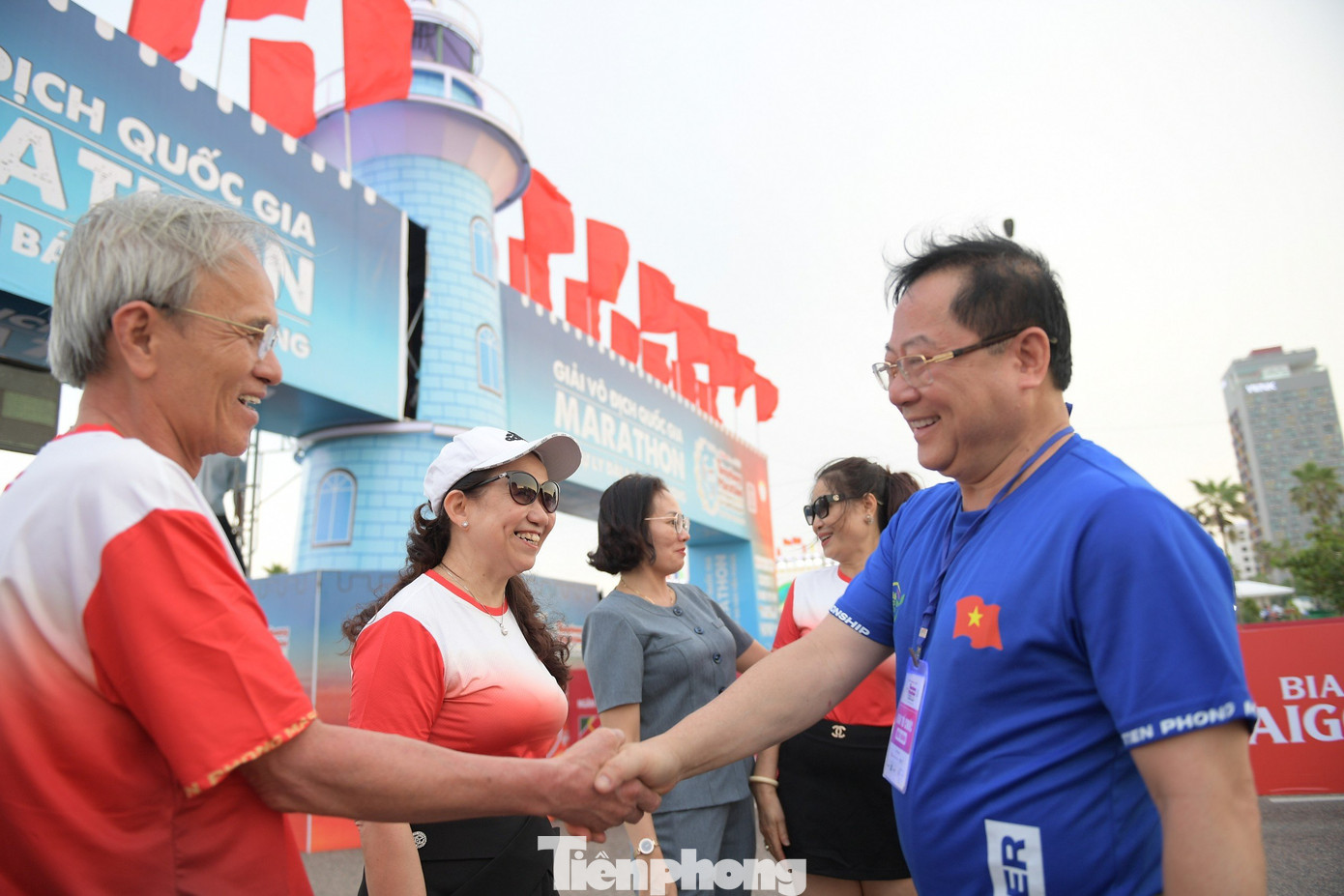 Tại đây, nhà báo Lê Xuân Sơn cũng gặp nhóm các vận động viên từng nhiều lần tham dự Tiền Phong Marathon. Dù đã nhiều tuổi nhưng họ vẫn theo đuổi niềm đam mê và tiếp tục đồng hành cùng giải đấu yêu thích.
