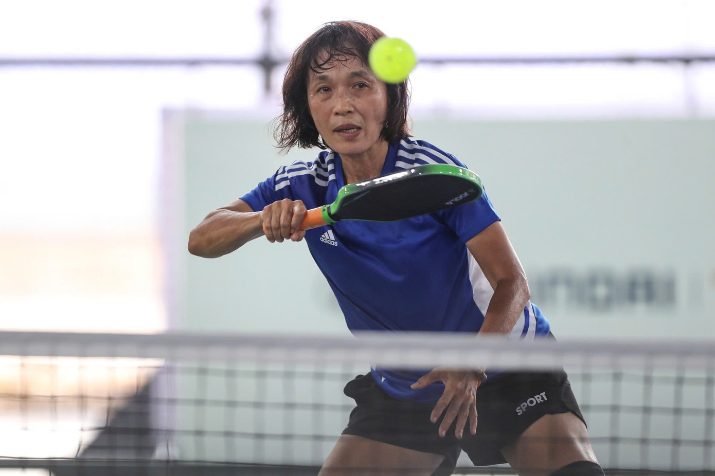 Với pickleball, cô Phương Thảo và Như Thảo phải điều chỉnh thói quen, đánh bóng bằng cả cánh tay và giữ nguyên cổ tay khi thực hiện các cú dink.
