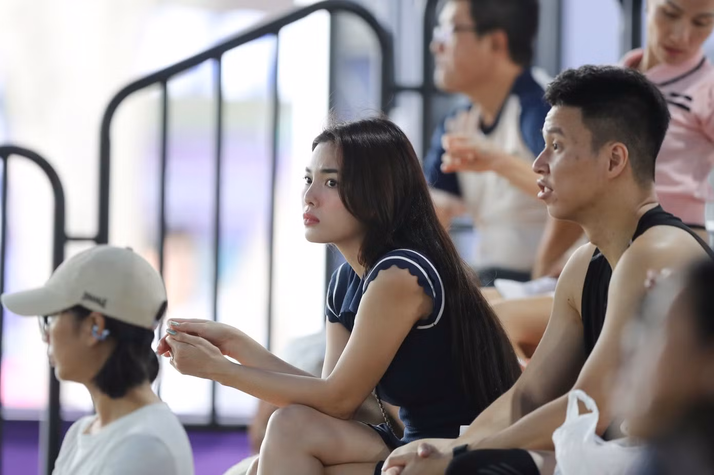 Và những nỗ lực của họ nhận được sự cổ vũ, nguồn động viên to lớn từ các khán giả có mặt tại cụm sân Pickleball D-JOY. Nhiều gương mặt khả ái trên khán đài cũng sẵn sàng đọ sắc với những người đẹp thi đấu phía dưới.