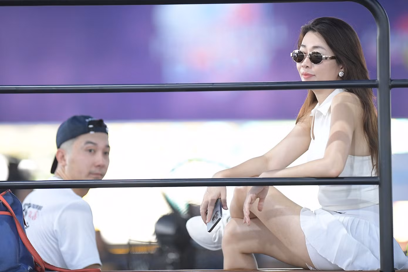 Và những nỗ lực của họ nhận được sự cổ vũ, nguồn động viên to lớn từ các khán giả có mặt tại cụm sân Pickleball D-JOY. Nhiều gương mặt khả ái trên khán đài cũng sẵn sàng đọ sắc với những người đẹp thi đấu phía dưới.