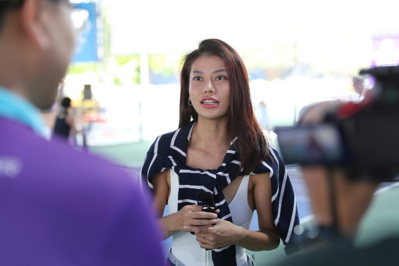 Vận động viên Kim Anh đăng ký hai nội dung đôi nữ và đôi nam nữ phong trào dưới 35 tuổi. "Mặc dù ngày 6/7 tôi mới thi đấu nhưng sự hấp dẫn của giải đấu thôi thúc tôi có mặt ở đây vào hôm nay", cô gái sinh sống tại TPHCM hào hứng nói, "Giải Vô địch Pickleball Việt Nam - Cúp Hyundai Thành Công 2025 thực sự là một giải đấu quy mô hoành tráng, tổ chức kỹ lưỡng. Chứng kiến các vận động viên hàng đầu thi đấu, tôi mong muốn mình sẽ chơi thật tốt để đạt thành tích cao ở những nội dung đăng ký".