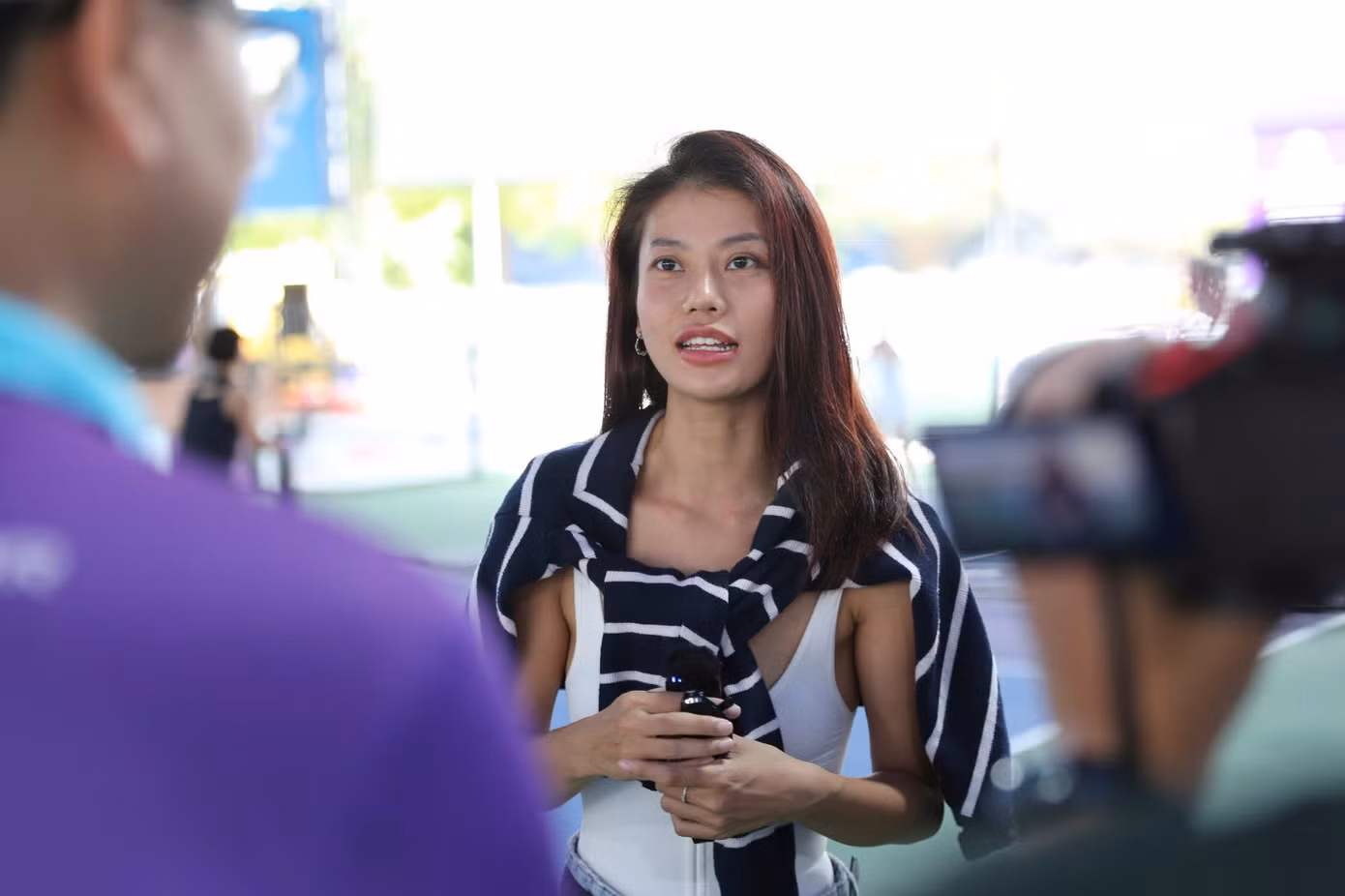 Vận động viên Kim Anh đăng ký hai nội dung đôi nữ và đôi nam nữ phong trào dưới 35 tuổi. "Mặc dù ngày 6/7 tôi mới thi đấu nhưng sự hấp dẫn của giải đấu thôi thúc tôi có mặt ở đây vào hôm nay", cô gái sinh sống tại TPHCM hào hứng nói, "Giải Vô địch Pickleball Việt Nam - Cúp Hyundai Thành Công 2025 thực sự là một giải đấu quy mô hoành tráng, tổ chức kỹ lưỡng. Chứng kiến các vận động viên hàng đầu thi đấu, tôi mong muốn mình sẽ chơi thật tốt để đạt thành tích cao ở những nội dung đăng ký".