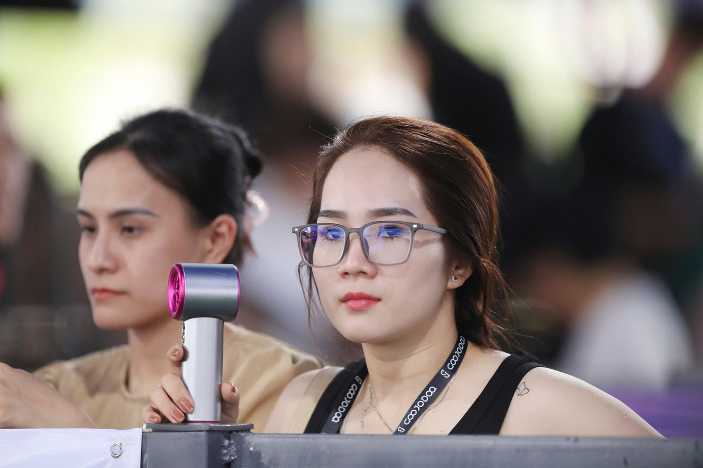 Và những nỗ lực của họ nhận được sự cổ vũ, nguồn động viên to lớn từ các khán giả có mặt tại cụm sân Pickleball D-JOY. Nhiều gương mặt khả ái trên khán đài cũng sẵn sàng đọ sắc với những người đẹp thi đấu phía dưới.