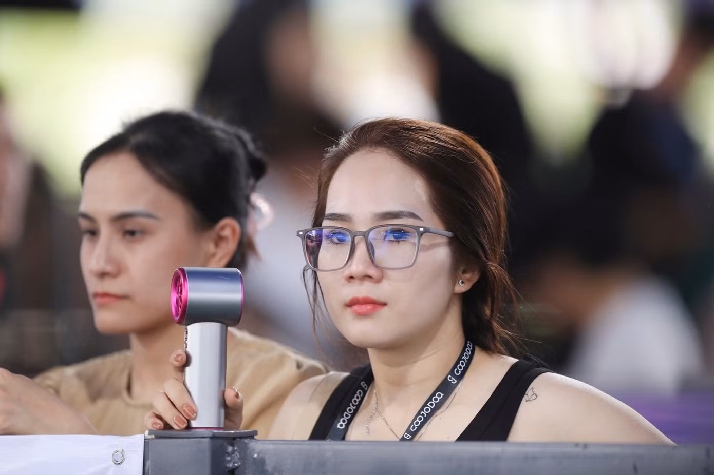 Và những nỗ lực của họ nhận được sự cổ vũ, nguồn động viên to lớn từ các khán giả có mặt tại cụm sân Pickleball D-JOY. Nhiều gương mặt khả ái trên khán đài cũng sẵn sàng đọ sắc với những người đẹp thi đấu phía dưới.