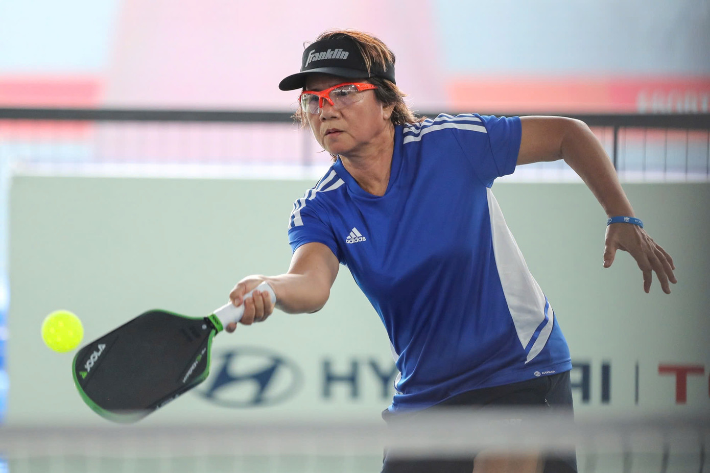 "Pickleball cần thời điểm đánh bóng phải sớm hơn tennis, và mặc dù bóng bàn giúp tôi hình thành phản xạ nhanh khi lên bếp (khu vực kitchen, hay còn gọi là non volley) đánh đôi công trong pickleball, nhưng môn này đòi hỏi đánh bằng cẳng tay, không phải cổ tay", cô Phương Thảo giải thích.
