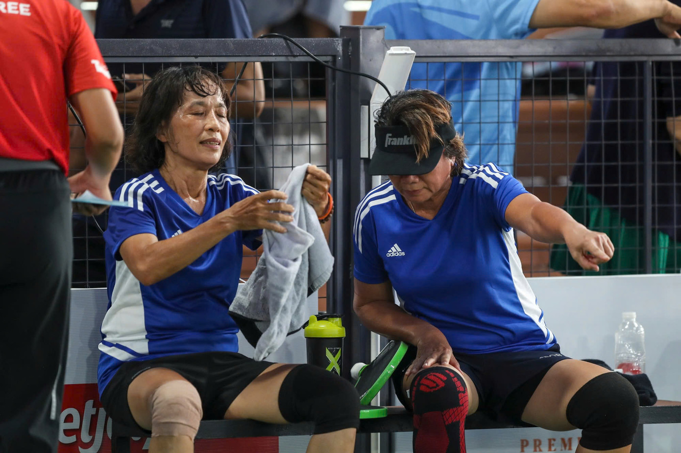 Trong ngày thi đấu thứ hai của Giải Pickleball Việt Nam - Cúp Hyundai Thành Công 2025, cặp đôi Lương Lệ Phương Thảo (sinh năm 1965) và Trương Thị Như Thảo (sinh năm 1967) khiến các khán đài bùng nổ với màn trình diễn đầy cảm xúc.