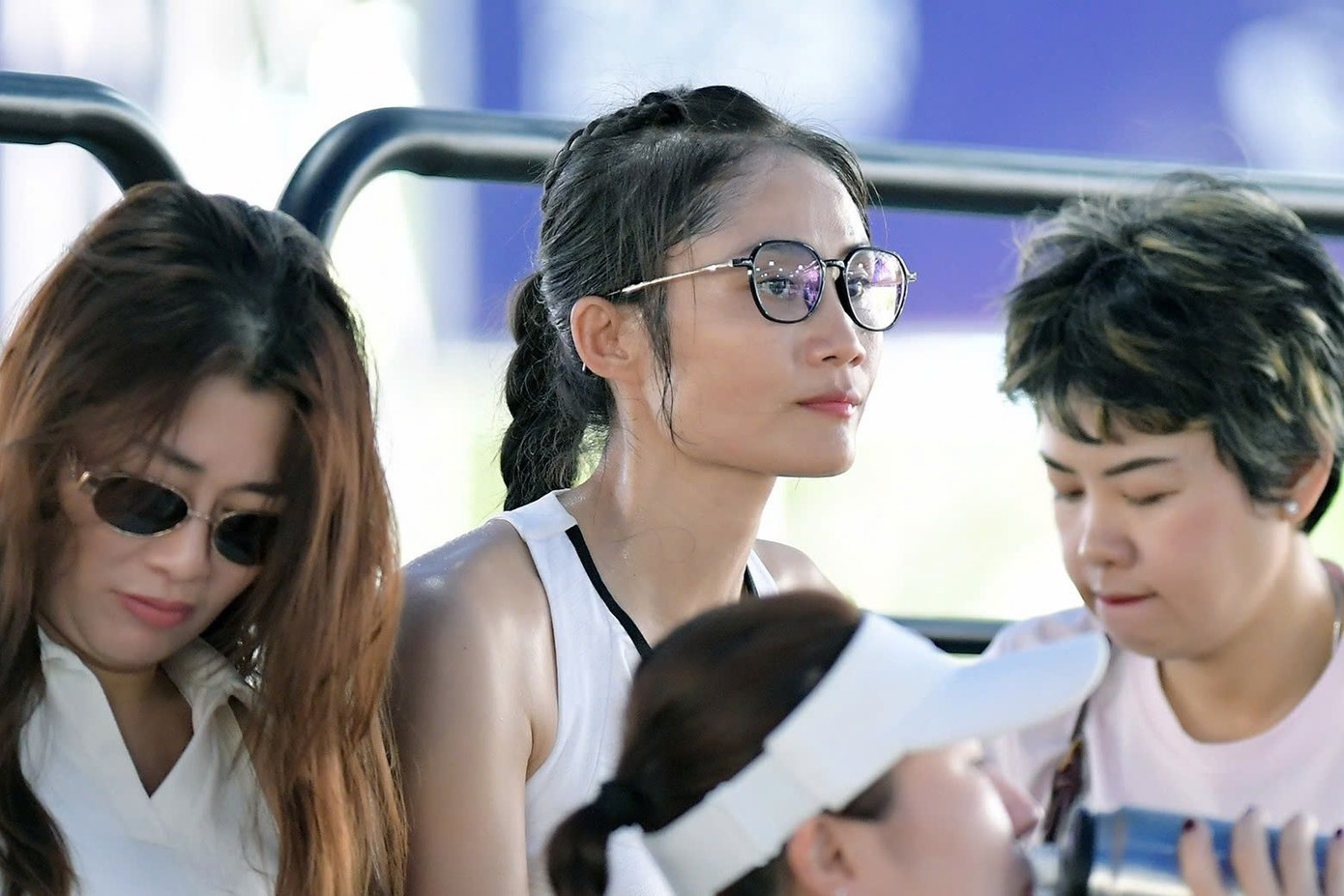 VĐV Trần Thị Trang quê Thanh Hóa biết đến Giải Vô địch Pickleball Việt Nam - Cúp Hyundai Thành Công 2025 qua sự giới thiệu trong cộng đồng pickleball. "Lần đầu tiên chơi ở một giải lớn thế này, tôi cũng hơi bị ngợp, nhưng rồi không khí sôi động trên sân cùng sự rạng rỡ của những người tham dự khiến tôi tự tin trở lại, sau đó đạt kết quả tốt ở trận đầu tiên. Được giao lưu, học hỏi tại giải đấu là niềm hạnh phúc của tôi, và nếu đoạt Vương miện Pickleball dĩ nhiên là quá tốt", chị Trang cười nói.