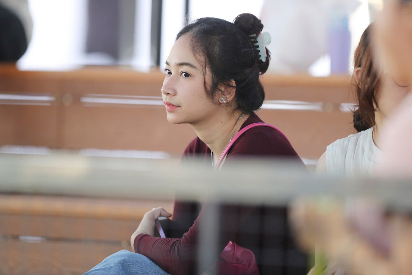 Và những nỗ lực của họ nhận được sự cổ vũ, nguồn động viên to lớn từ các khán giả có mặt tại cụm sân Pickleball D-JOY. Nhiều gương mặt khả ái trên khán đài cũng sẵn sàng đọ sắc với những người đẹp thi đấu phía dưới.