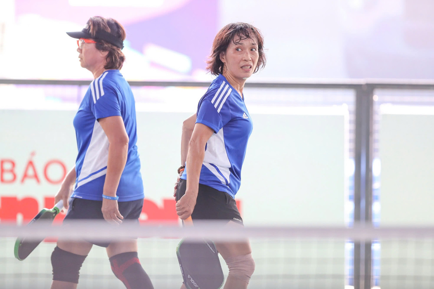 Ở tuổi 60 và 58, đây là hai vận động viên nhiều tuổi nhất giải đấu. Ít người biết, hai cô có hơn bốn thập niên gắn bó với môn bóng bàn, là kiện tướng bóng bàn từng khoác áo đội tuyển quốc gia thi đấu quốc tế. Chưa hết, các cô Phương Thảo và Như Thảo cũng có kinh nghiệm 20 năm chơi tennis.