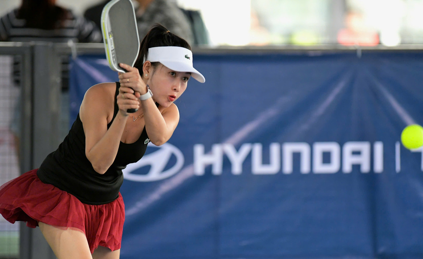 "Một trong những điểm hấp dẫn của giải chính là sự góp mặt của rất nhiều tay vợt hàng đầu như Trương Vinh Hiển, người đã chơi rất hay trong ngày thi đấu đầu tiên. Mục tiêu của tôi là vô địch đôi nữ phong trào lứa tuổi trên 35", chị Hải Yến chia sẻ trong lần đầu tiên tham dự một giải chuyên nghiệp, quy mô lớn như Giải Vô địch Pickleball Việt Nam - Cúp Hyundai Thành Công 2025.