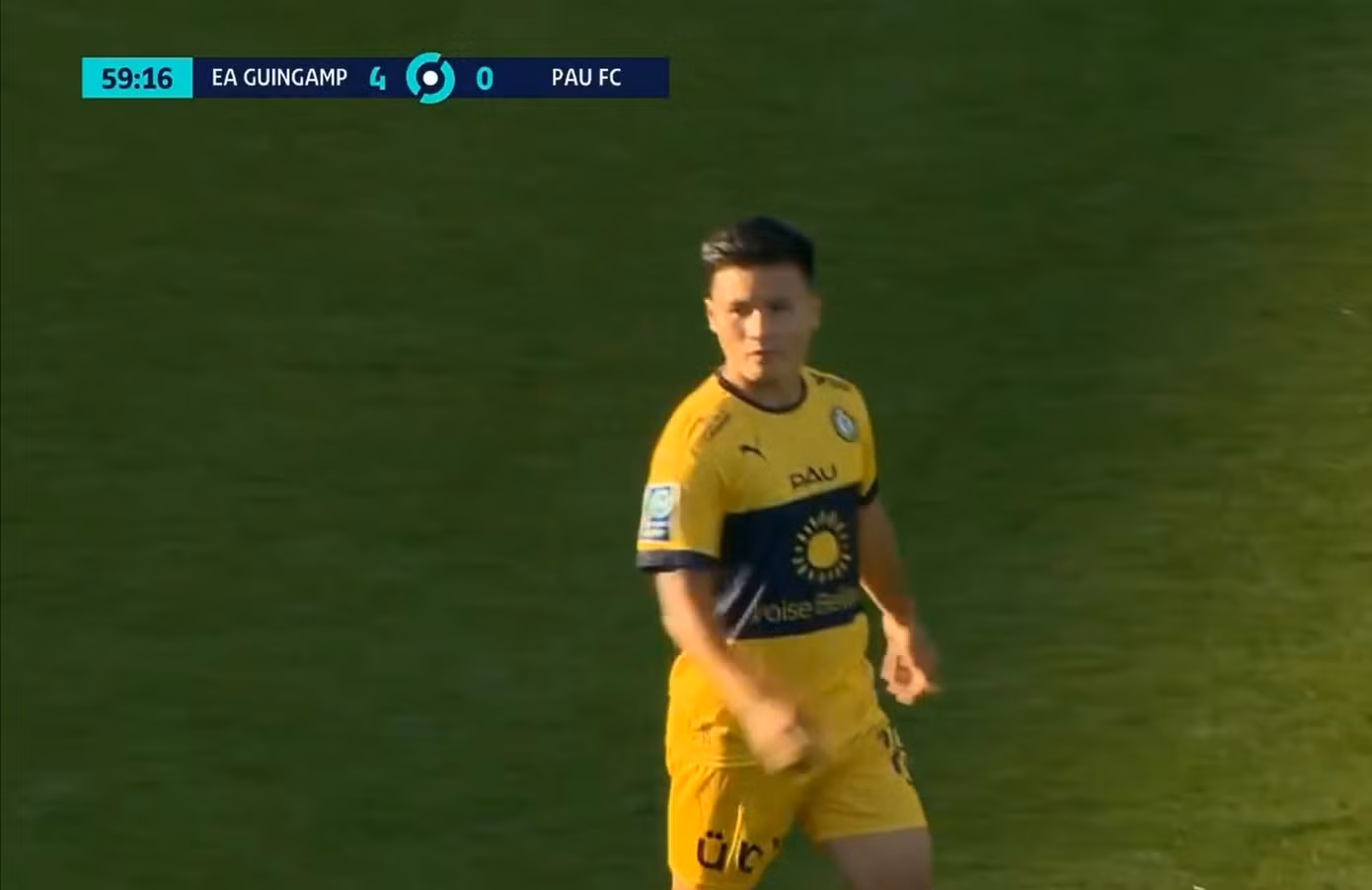 Quang Hải vào sân phút 60 trong trận đấu giữa Pau FC và Guingamp. Quang Hải vào sân phút 60 trong trận đấu giữa Pau FC và Guingamp.