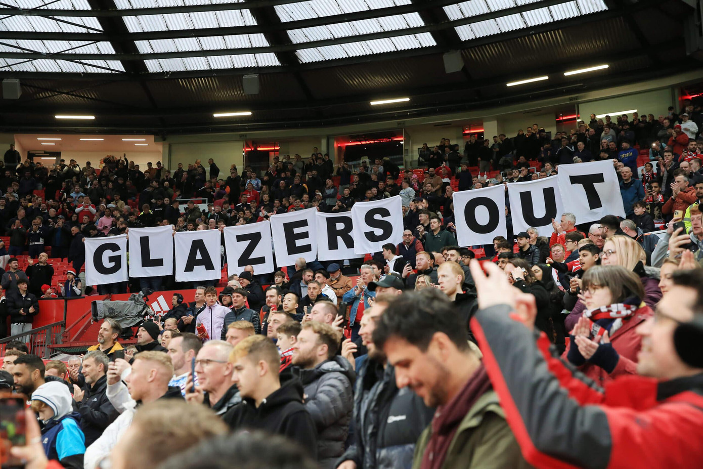 Thời gian này, các biểu ngữ chống nhà Glazer tràn ngập Old Trafford. (Ảnh: Getty Images)