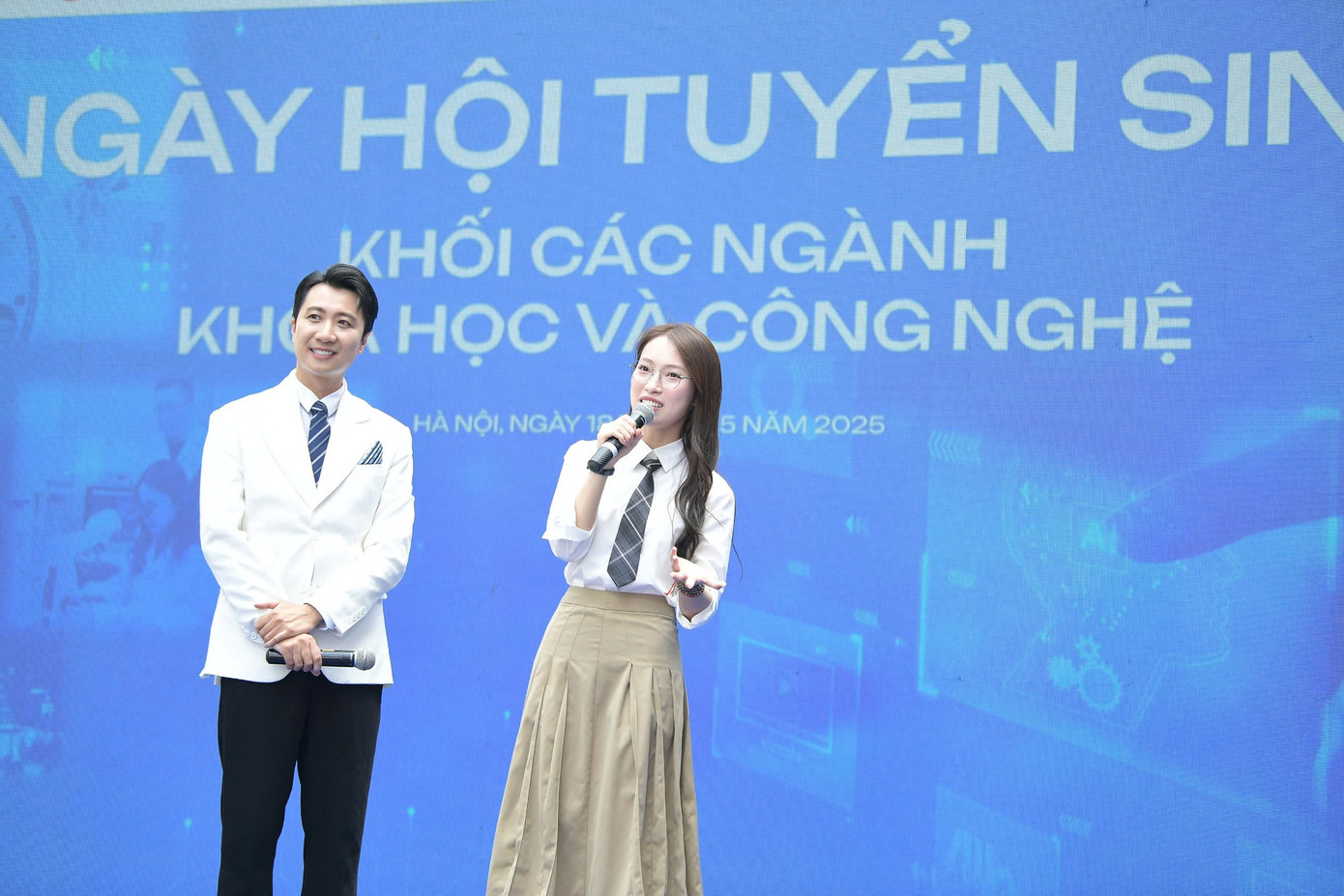 Với những bạn học sinh THPT chuẩn bị bước vào kỳ thì tốt nghiệp THPT trước khi bước chân vào trường Đại học, MC Khánh Vy cũng có những chia sẻ làm thế nào để có kết quả tốt nhất. Với những bạn học sinh THPT chuẩn bị bước vào kỳ thì tốt nghiệp THPT trước khi bước chân vào trường Đại học, MC Khánh Vy cũng có những chia sẻ làm thế nào để có kết quả tốt nhất.