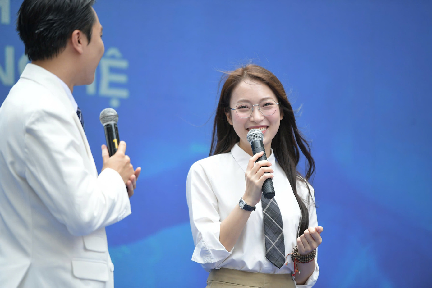 MC của chương trình Đường lên đỉnh Olympia nhận được sự chào đón nồng nhiệt của rất đông học sinh, sinh viên tham gia Ngày hội tuyển sinh khối các ngành Khoa học và Công nghệ. MC của chương trình Đường lên đỉnh Olympia nhận được sự chào đón nồng nhiệt của rất đông học sinh, sinh viên tham gia Ngày hội tuyển sinh khối các ngành Khoa học và Công nghệ.