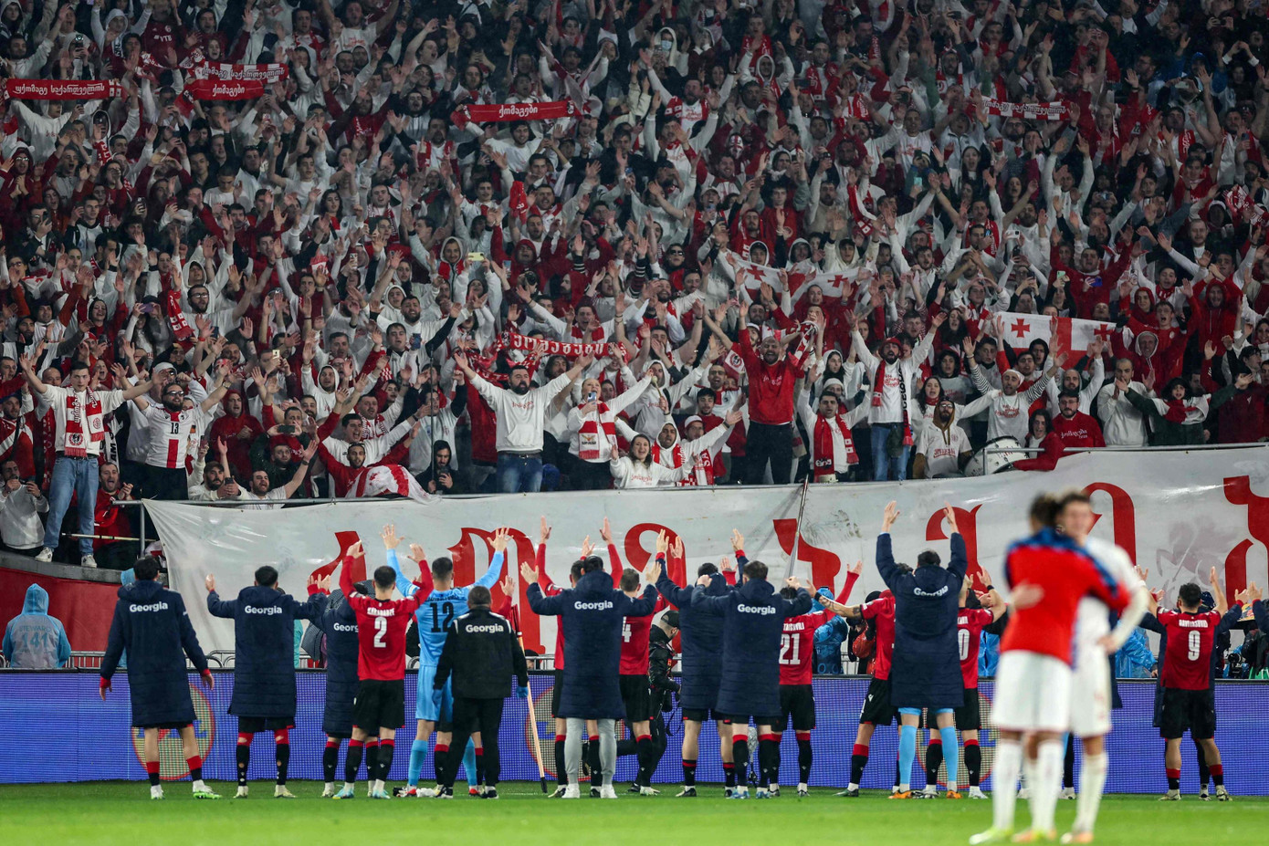 Cầu thủ Georgia ăn mừng cùng đám đông người hâm mộ. Cầu thủ Georgia ăn mừng cùng đám đông người hâm mộ.