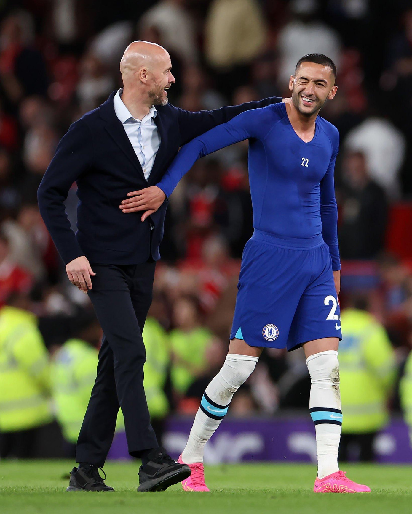 Hakim Ziyech và Erik Ten Hag sau trận thua của Chelsea trước MU. (Ảnh: Getty Images)