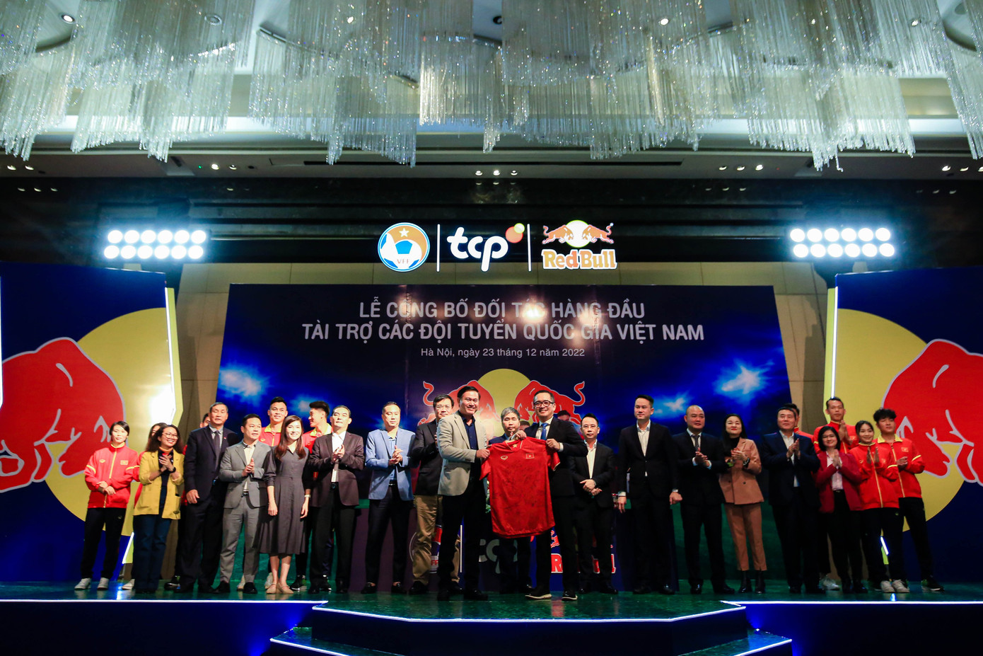 Lễ ký kết và chứng nhận quan hệ hợp tác giữa LĐBĐ Việt Nam và Công ty TCP Việt Nam - Red Bull. (Ảnh: Trọng Tài)