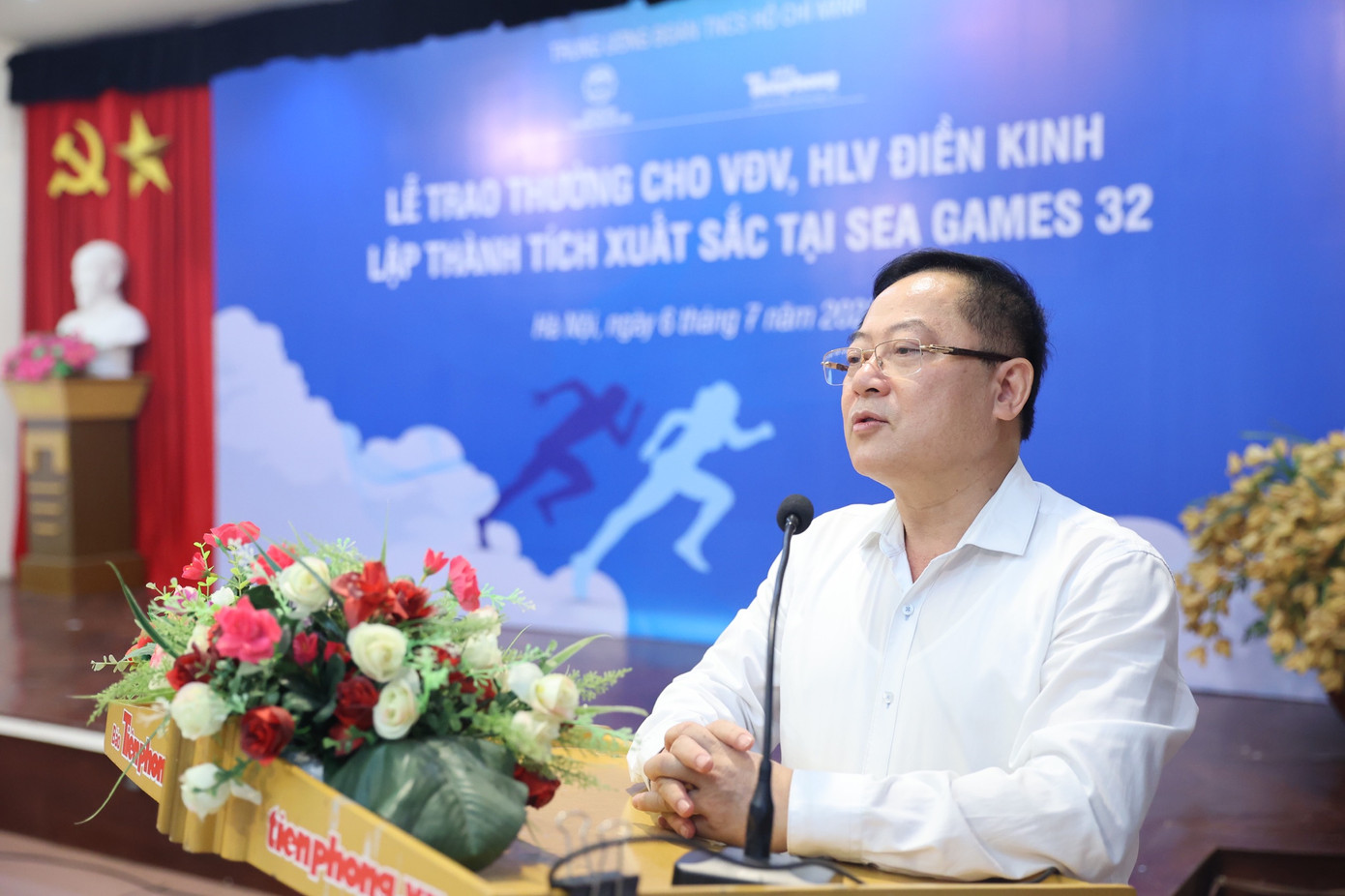 Nhà báo Lê Xuân Sơn, Tổng biên tập Báo Tiền Phong, Giám đốc Quỹ hỗ trợ tài năng trẻ Việt Nam bày tỏ niềm vinh dự khi được đồng hành cùng thành công của đội tuyển điền kinh Việt Nam. Nhà báo Lê Xuân Sơn, Tổng biên tập Báo Tiền Phong, Giám đốc Quỹ hỗ trợ tài năng trẻ Việt Nam bày tỏ niềm vinh dự khi được đồng hành cùng thành công của đội tuyển điền kinh Việt Nam.