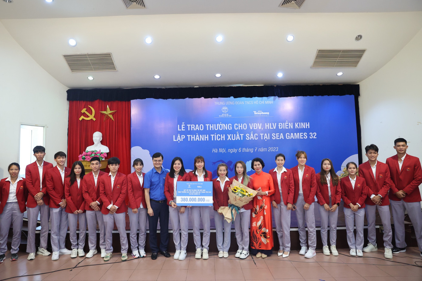 Quỹ hỗ trợ Tài năng trẻ Việt Nam trao thưởng đội tuyển điền kinh tham dự SEA Games 32 với tổng số tiền 480 triệu đồng, bao gồm 100 triệu cho các HLV và 380 triệu cho các VĐV. Quỹ hỗ trợ Tài năng trẻ Việt Nam trao thưởng đội tuyển điền kinh tham dự SEA Games 32 với tổng số tiền 480 triệu đồng, bao gồm 100 triệu cho các HLV và 380 triệu cho các VĐV.