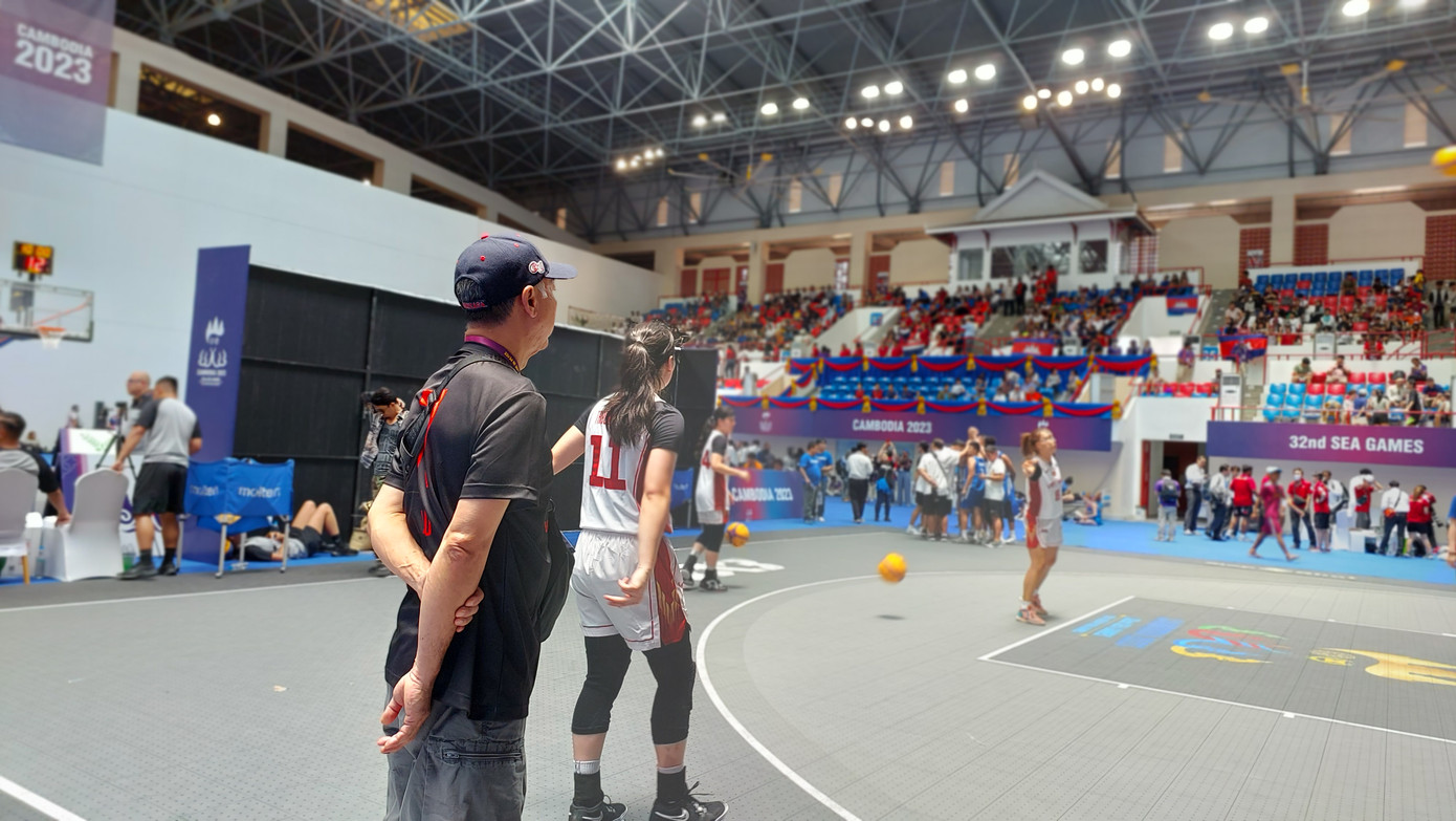Người cha quan sát hai con tập luyện trước trận chung kết 3x3. (Ảnh: Thanh Hải)