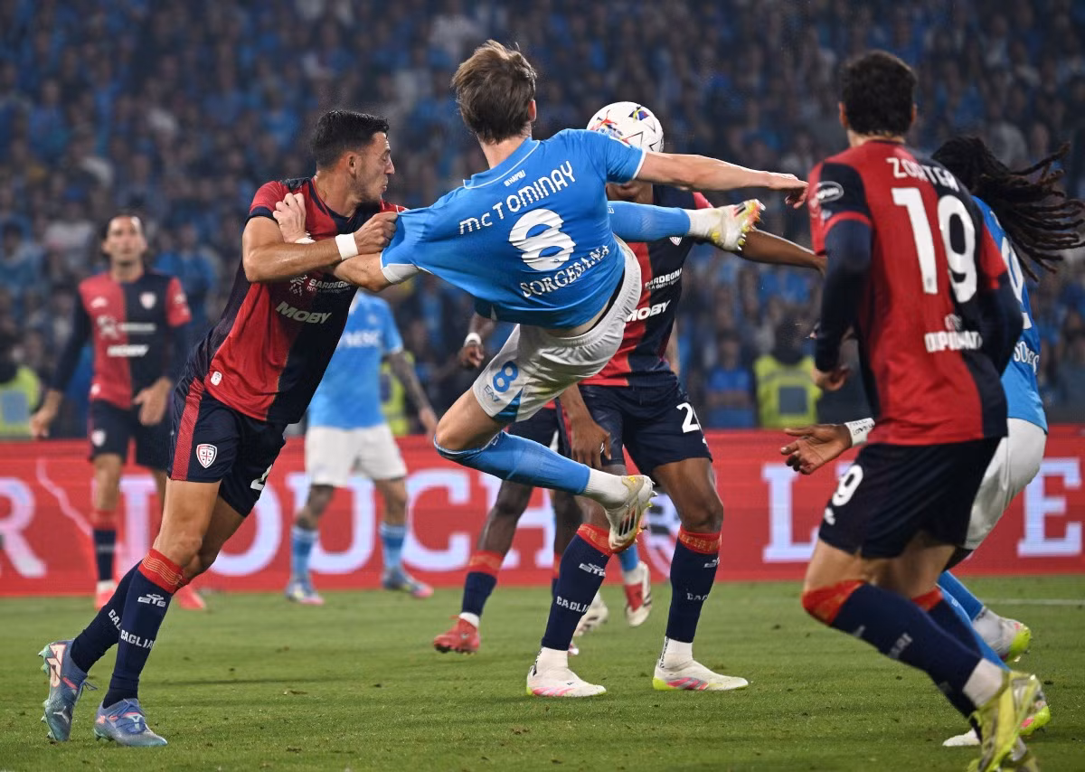 Pha cắt kéo mở tỷ số của Scott McTominay giúp Napoli vô địch Serie A 2024/25.
