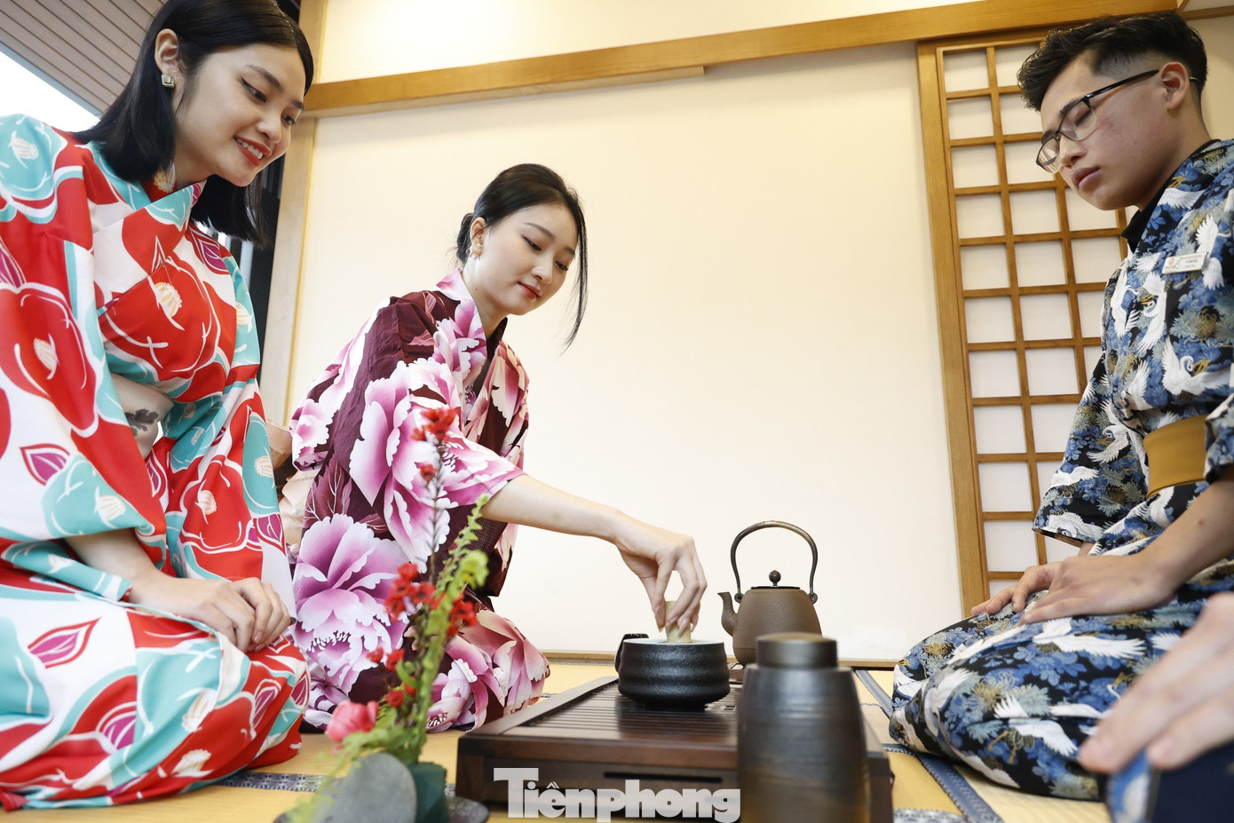 Hai người đẹp thích thú khi được tận tay khuấy bọt matcha trong chén.