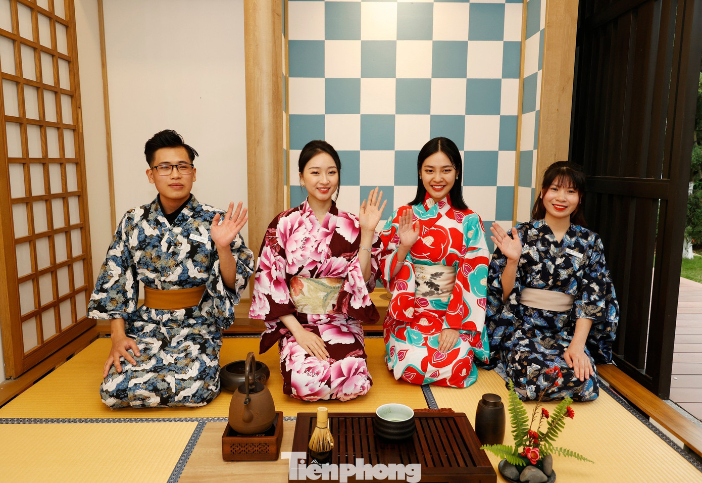 Hai người đẹp Kim Trà My và Nông Thúy Hằng vô cùng thích thú với trải nghiệm ở trà thất của Lynn Times Thanh Thủy, với các trà sư am tường văn hóa Nhật Bản.