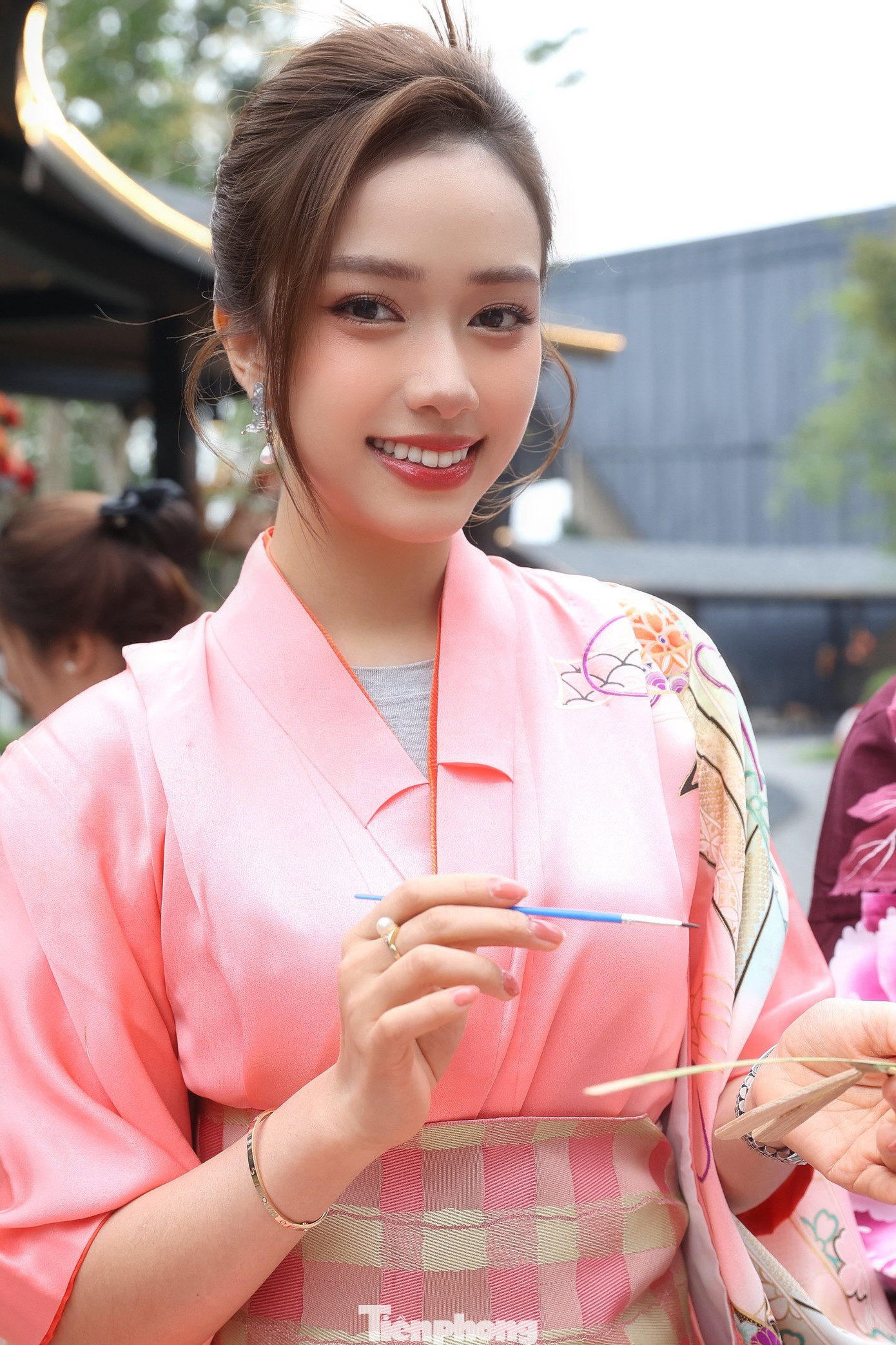 Người đẹp Nhân ái Nguyễn Ngọc Mai tự hào khoe chuồn chuồn tre với hoa văn do chính cô sáng tạo nên.