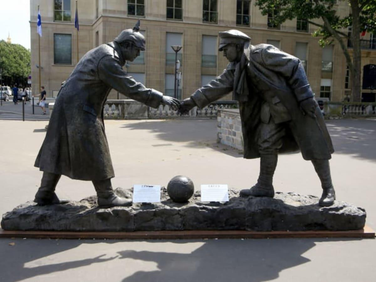 Bức tượng mô phỏng thỏa thuận đình chiến dịp Giáng sinh ở mặt trận phía Tây năm 1914. (Ảnh: Getty Images) Bức tượng mô phỏng thỏa thuận đình chiến dịp Giáng sinh ở mặt trận phía Tây năm 1914. (Ảnh: Getty Images)