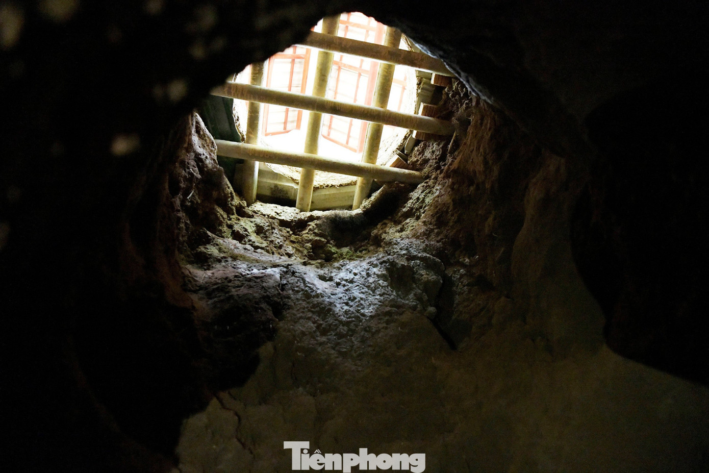 Ngoài đường hầm chính và các đường nhánh, quanh gò Thì Thùng còn có nhiều lớp chiến hào chằng chịt thông với địa đạo, bố trí nhiều công sự chiến đấu và bãi chông.