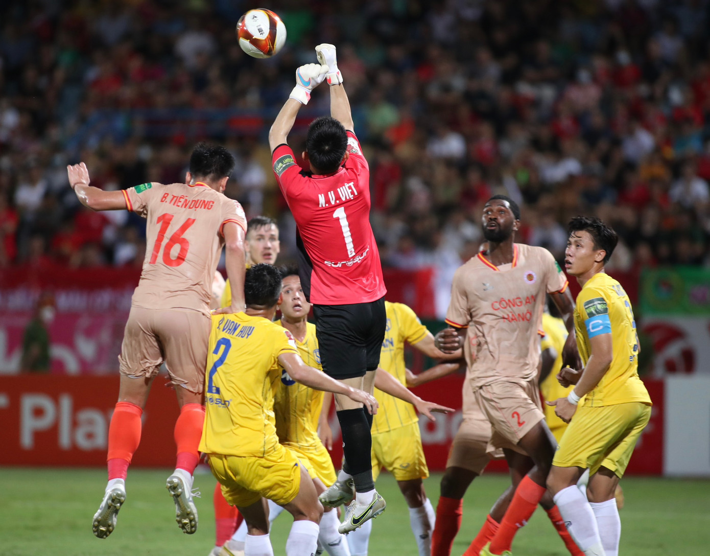 Trọng tài mắc sai lầm, CAHN ngược dòng đánh bại SLNA 2-1 ảnh 5 Trọng tài mắc sai lầm, CAHN ngược dòng đánh bại SLNA 2-1 ảnh 5