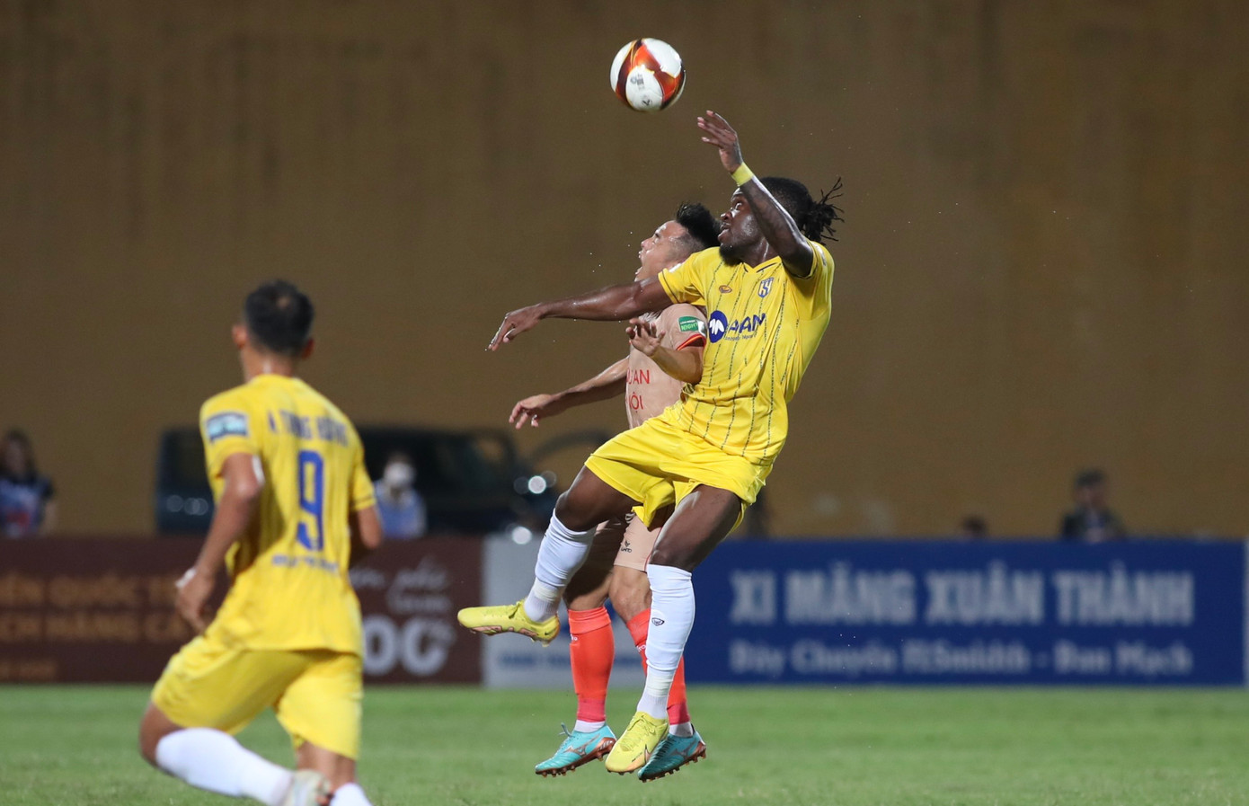 Trọng tài mắc sai lầm, CAHN ngược dòng đánh bại SLNA 2-1 ảnh 11 Trọng tài mắc sai lầm, CAHN ngược dòng đánh bại SLNA 2-1 ảnh 11