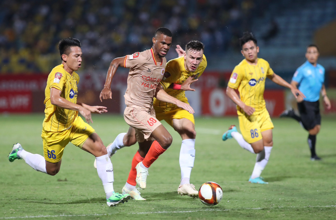 Trọng tài mắc sai lầm, CAHN ngược dòng đánh bại SLNA 2-1 ảnh 4 Trọng tài mắc sai lầm, CAHN ngược dòng đánh bại SLNA 2-1 ảnh 4