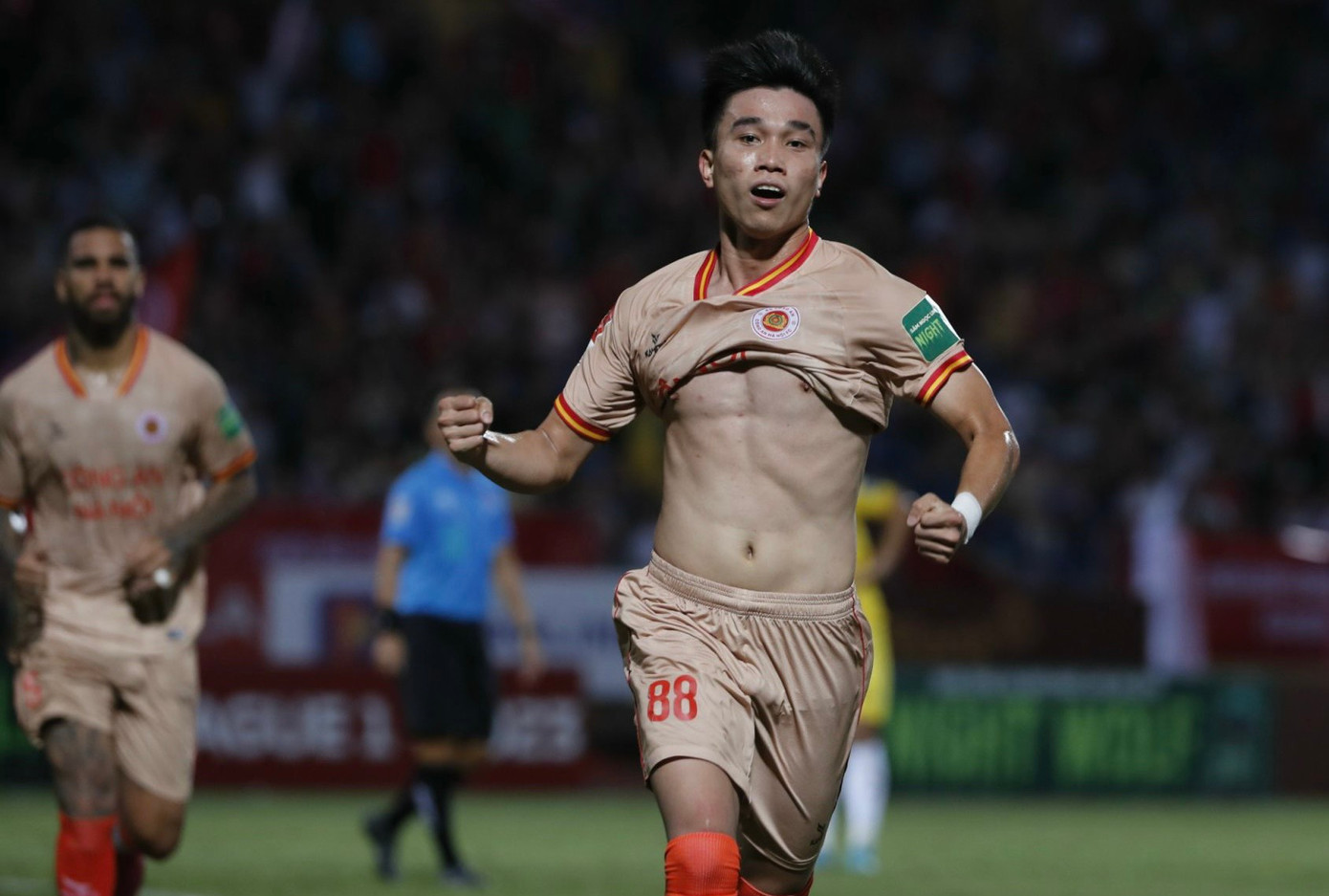 Trọng tài mắc sai lầm, CAHN ngược dòng đánh bại SLNA 2-1 ảnh 9 Trọng tài mắc sai lầm, CAHN ngược dòng đánh bại SLNA 2-1 ảnh 9