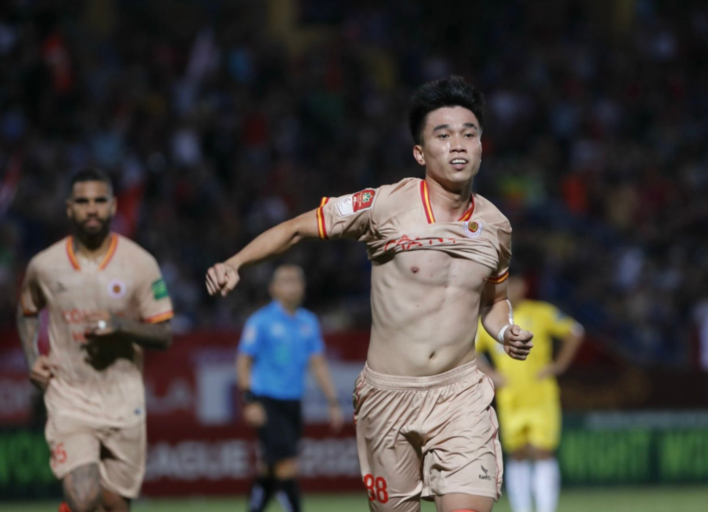 Trọng tài mắc sai lầm, CAHN ngược dòng đánh bại SLNA 2-1 ảnh 7 Trọng tài mắc sai lầm, CAHN ngược dòng đánh bại SLNA 2-1 ảnh 7