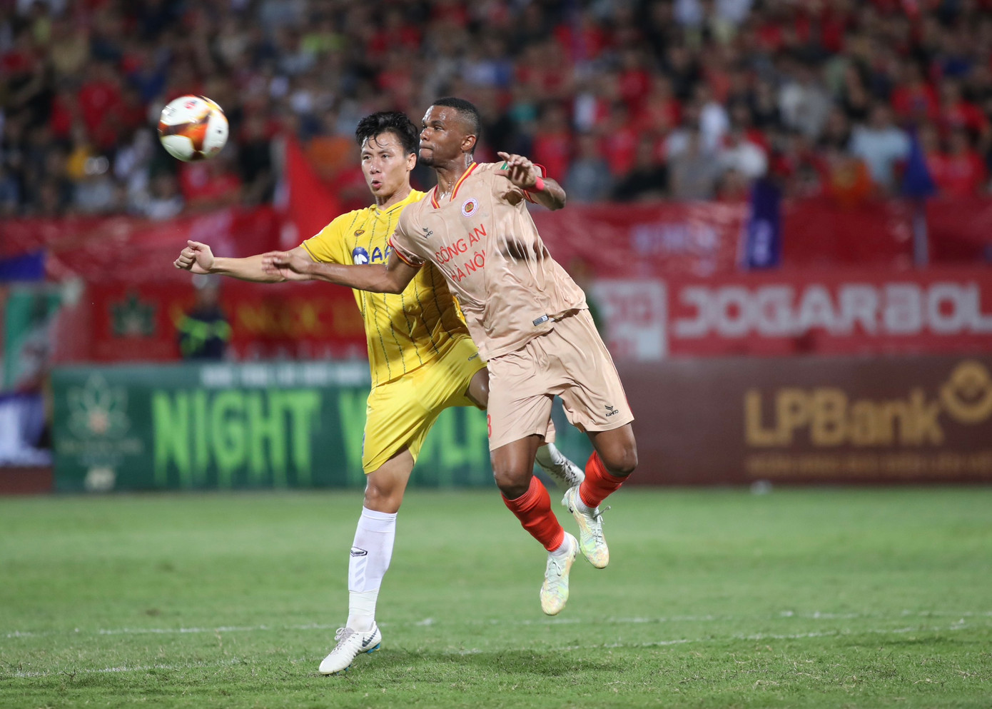 Trọng tài mắc sai lầm, CAHN ngược dòng đánh bại SLNA 2-1 ảnh 6 Trọng tài mắc sai lầm, CAHN ngược dòng đánh bại SLNA 2-1 ảnh 6