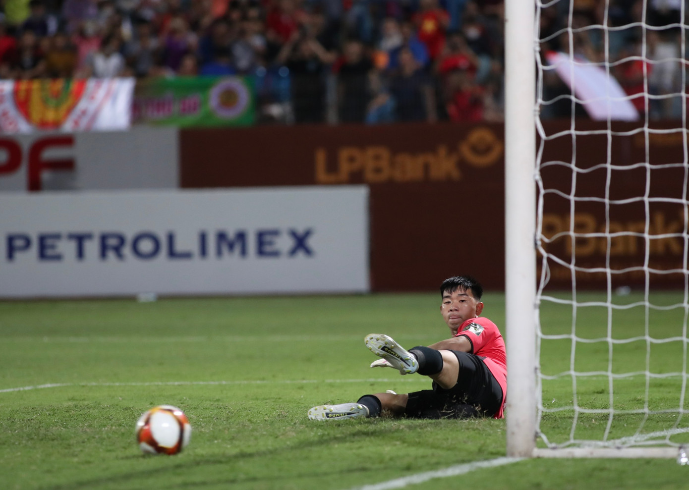 Trọng tài mắc sai lầm, CAHN ngược dòng đánh bại SLNA 2-1 ảnh 10 Trọng tài mắc sai lầm, CAHN ngược dòng đánh bại SLNA 2-1 ảnh 10