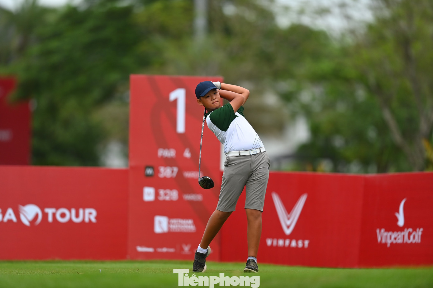 "Run" cũng là tình trạng chung của Nguyễn Minh Trí (trái) và Trần Lưu Sơn (phải), người phải hút thuốc ngay sau cú swing đầu tiên để lấy lại bình tĩnh.